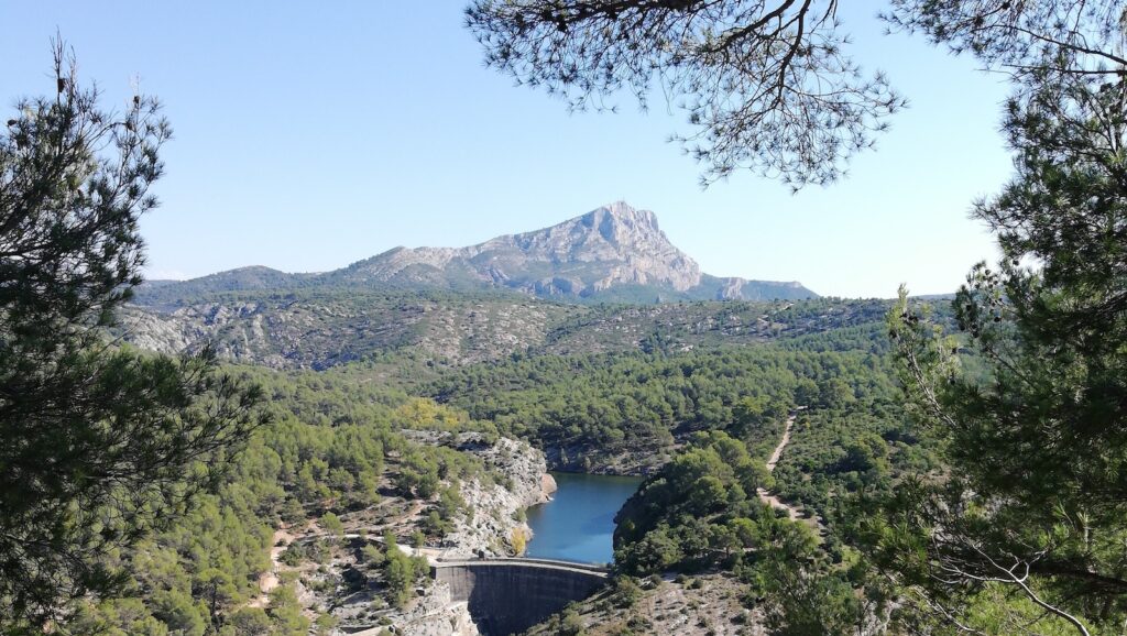 lieux les plus romantiques d'Aix-en-Provence : bibemus et sainte victoire
